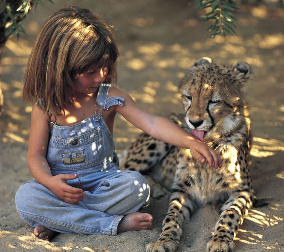 girl-with-little-leopard