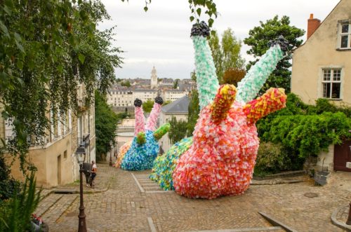 Искусство из переработанных пластиковых пакетов в городе Анже, Франция